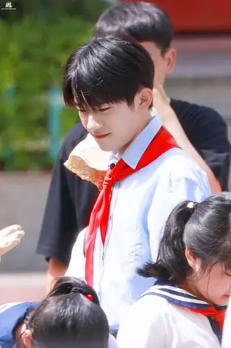 易烊千玺 央视心连心学校慰问活动