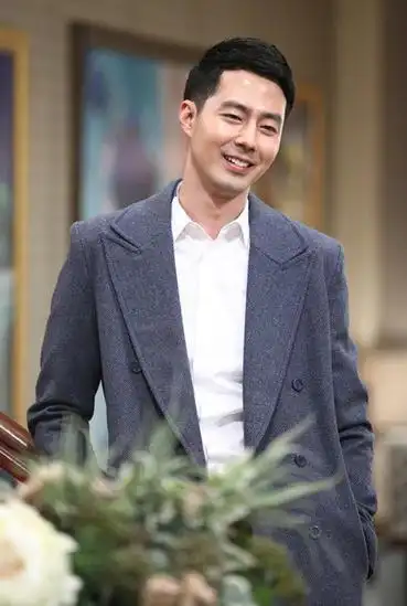 男生圆寸头发型 赵寅成完善演绎帅气