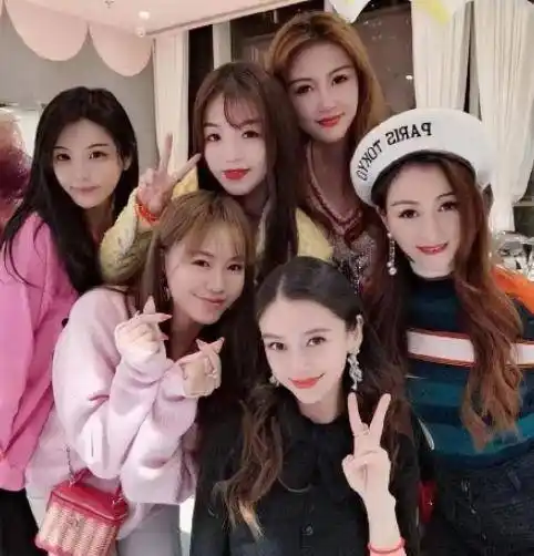 杨颖闺蜜团颜值高,邀请众闺蜜参加儿子生日派对,各个堪比网红脸_海绵