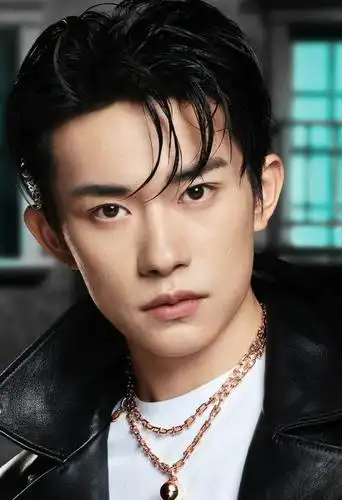 易烊千玺时尚写真,造型时髦,超有回头率