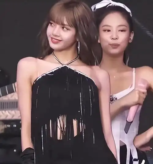 作为一个从泰国来到韩国成为偶像的艺人,lisa靠着自己对舞蹈的热爱和