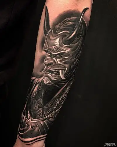 半臂传统樱花龙纹身图案