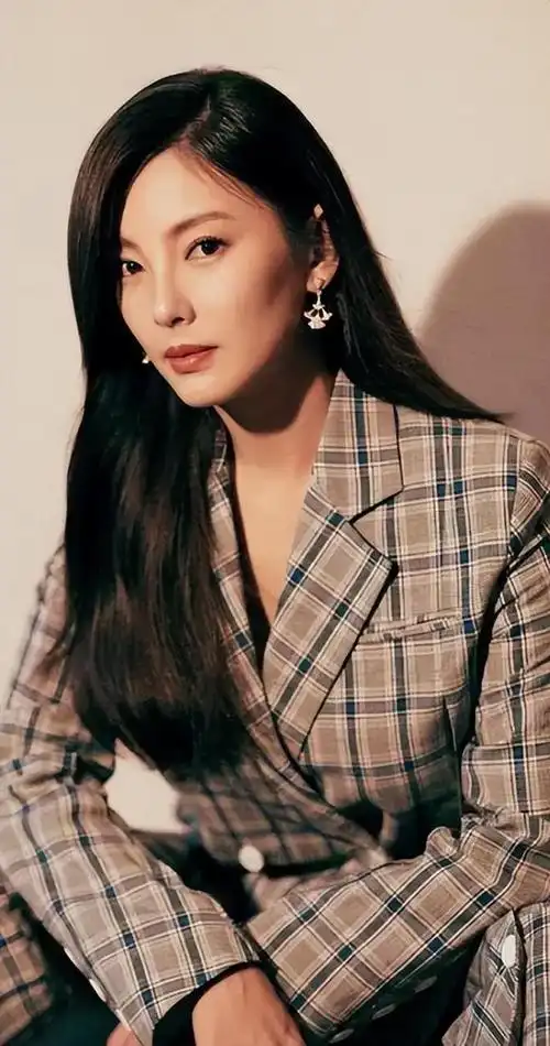 36岁张雨绮与小鲜肉热恋男方在车内换衣不避讳疑似已同居