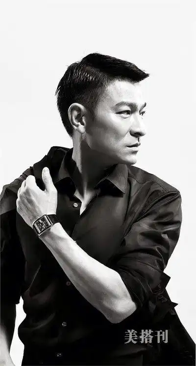 58岁刘德华大病初愈扶腰笑面容消瘦利落寸头天王范儿依旧