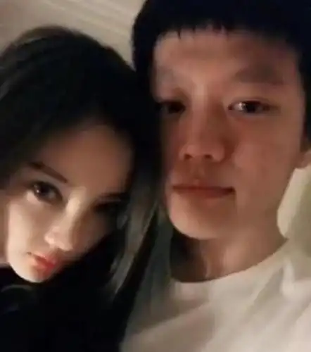 恋情实锤!李小璐pgone亲密视频曝光,家中搂抱亲吻秀恩爱