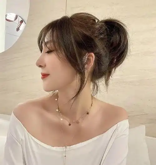 法式刘海是这个发型的灵魂,无论是扎起来还是披下来,都能展现出韩系