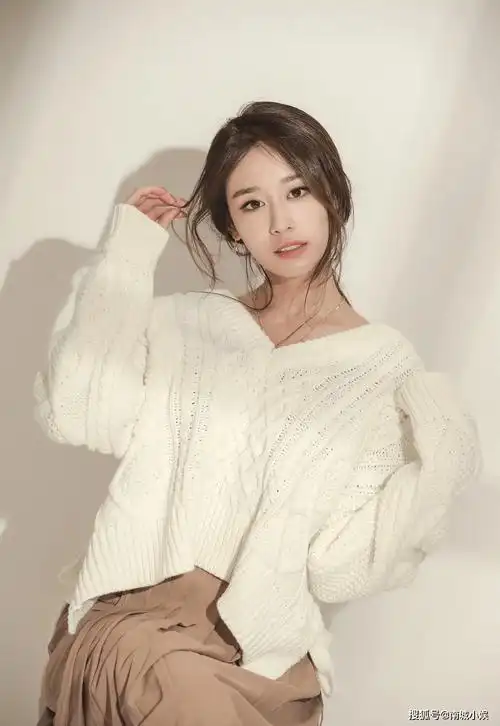 朴智妍的五官立体,眼距近,眼睛狭长锐利,身材好,这些优点让她在娱乐圈