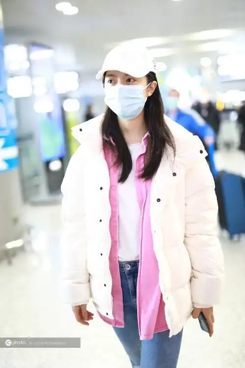 街拍赵今麦白色羽绒服粉色衬衫牛仔裤厚底靴棒球帽甜美活力