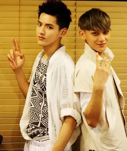 当身高185cm的黄子韬遇见187cm的吴亦凡,一眼看的出来谁虚报身高