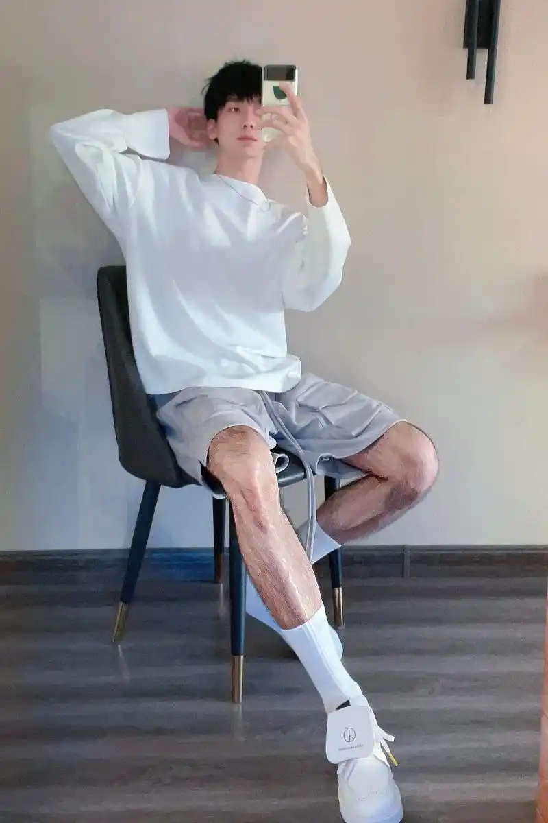 帮我看看白上衣是配长裤or短裤?#男生穿搭 #纯情男高 #可 - 抖音