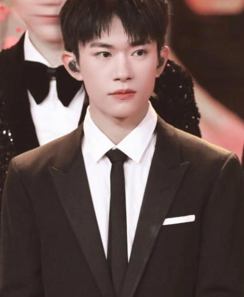 易烊千玺短发黑西装造型,仪态满分帅出新高度,眉心痣温柔迷人