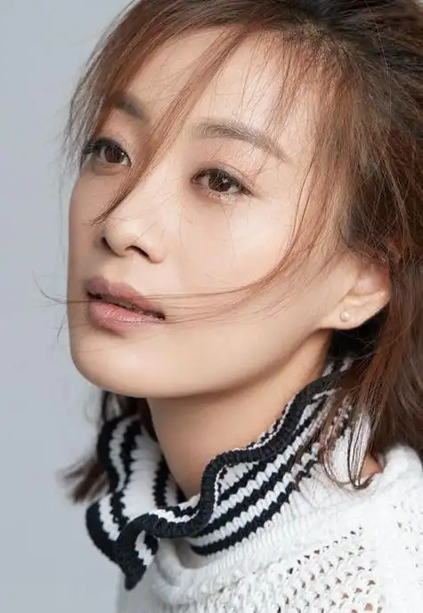 徐梵溪,原名徐翠翠,1984年10月16日出生于吉林省吉林市,是一位中国