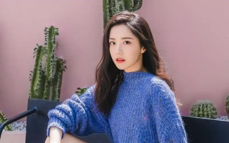 王艺瑾蓝色毛衣写真桌面壁纸