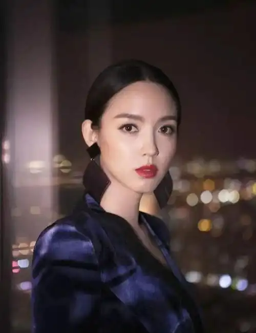 其中有一位女星在23岁就已经戴上上世姐王冠她就是张梓琳,她是首位