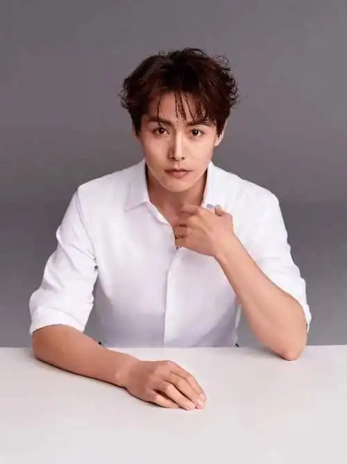 马天宇生日四宫格上线!去繁就简,经典白衬衫少年感拉满