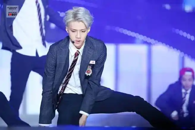 说起银发你会想起谁#当然是吴世勋啊 早期的银发侧剃谁看了不说绝