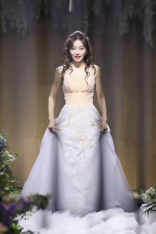 秦岚婚纱长裙出席活动,貌美如花,惊艳得让网友催嫁