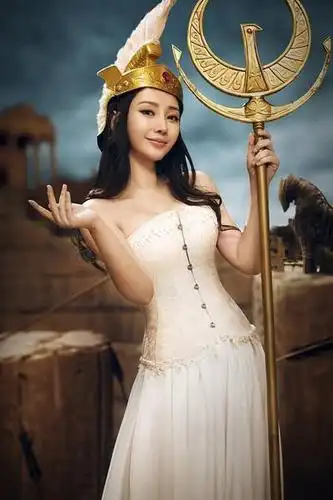 柳岩又给网游代言了 这一次她是"雅典娜"