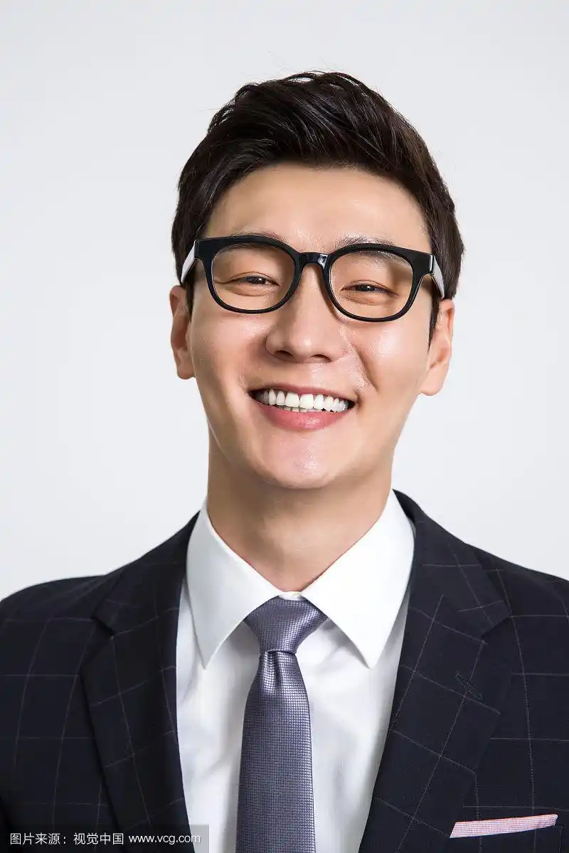 穿西装戴眼镜微笑的男人摄影