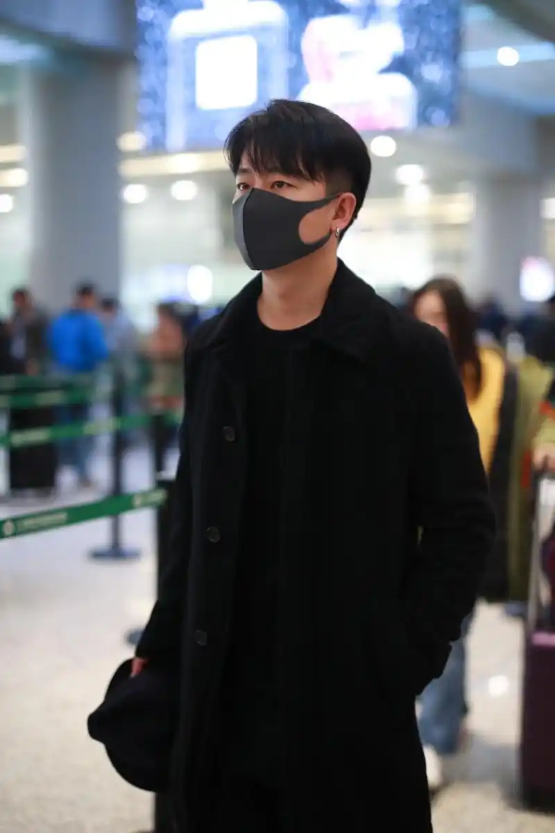 黄轩素颜口罩遮面难掩帅气 全黑look造型独自拉行李接地气
