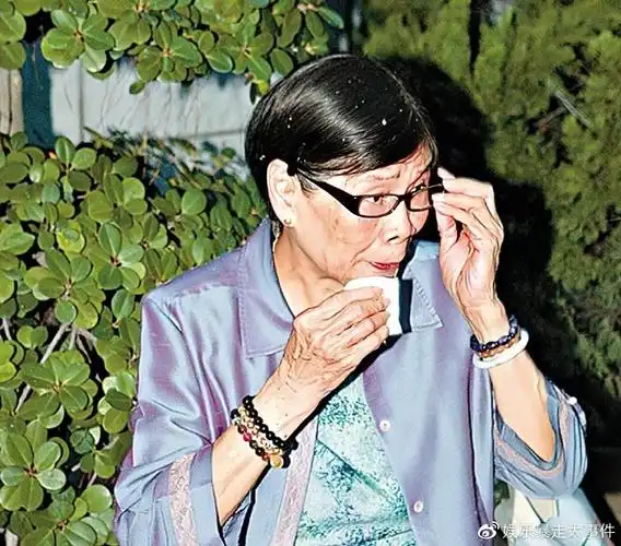 梅艳芳98岁母亲登报与儿子脱离母子关系身体抱恙正在住院调养