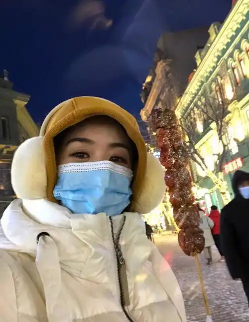 赵丽颖晒夜景随拍穿白色羽绒服拿糖葫芦好可爱