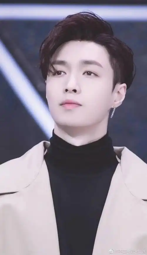 张艺兴在保持着好身材的同时,还在音乐上有着自己的建树,一直在持续的