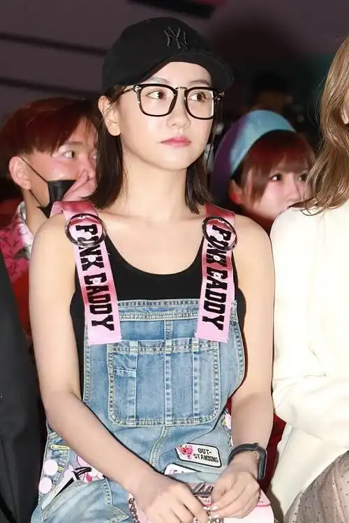 杨蓉无美颜素颜出镜,皮肤细腻有光泽,看起来还挺嫩