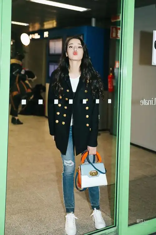 迪丽热巴时装周之旅完美收官 一身轻松俏皮装扮现身米兰机场