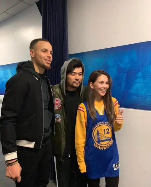 昆凌与库里周杰伦amp昆凌夫妇赛后在球员通道与库里合影