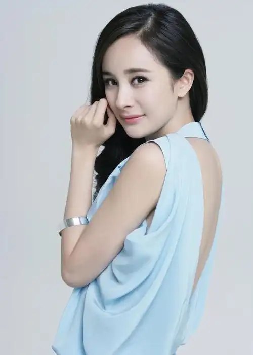 杨幂:眉梢眼角藏秀气,声音笑貌露温柔