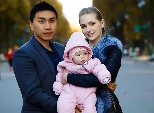 乌克兰女硕士阿廖娜与河南小伙陈宣宣的异国恋悄然展开,这本该是一段