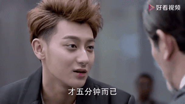 杨幂看上黄子韬真是瞎眼了,自己迟到还当众让父亲难堪,太幼稚!