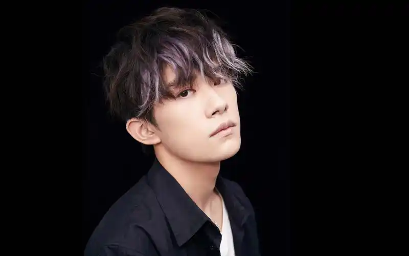 tfboys易烊千玺黑色背景帅气写真,高清图片,电脑桌面-壁纸族