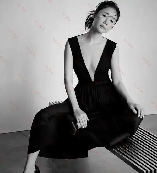 林心如47岁的杂志封面,身穿着性感的黑色裙子,上身只有两根肩带勉强