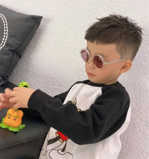 儿童两边铲发型 打造时尚小帅童