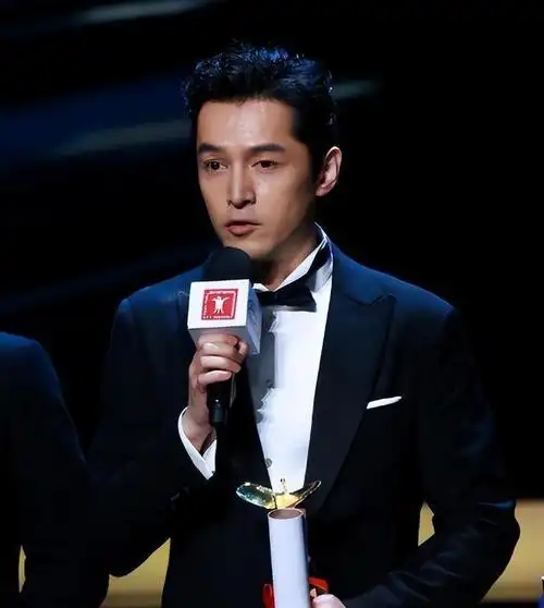 胡歌官宣结婚后老婆首次公开露面,素颜穿黑衣帅气依旧