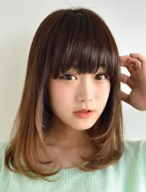 女生内扣中长发发型 清新灵动显时尚气质