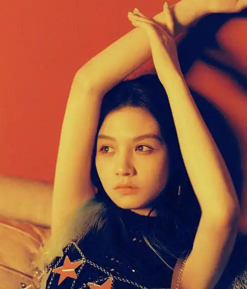 90后女演员春夏好有灵气,拍森林写真宛如精灵公主,大眼睛好美丽