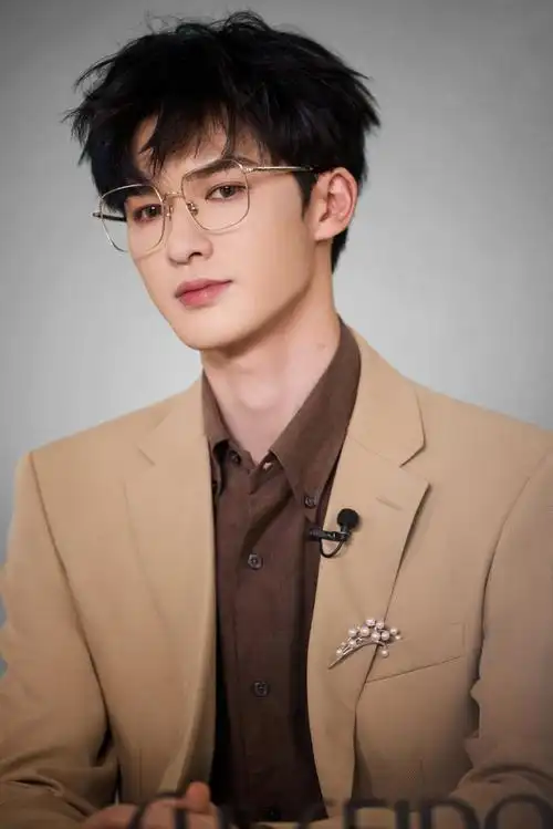 朱正廷贵气西装卷发造型##想把金丝框眼镜焊在朱正廷脸上