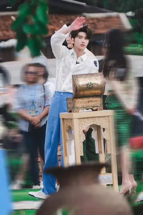 蔡徐坤泰国路透##蔡徐坤曼谷录制跑男人气好高