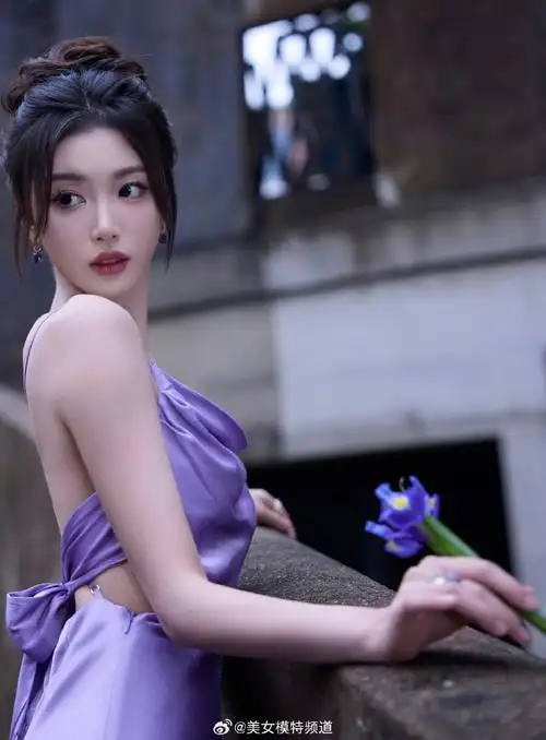 孔雪儿紫色吊带裙