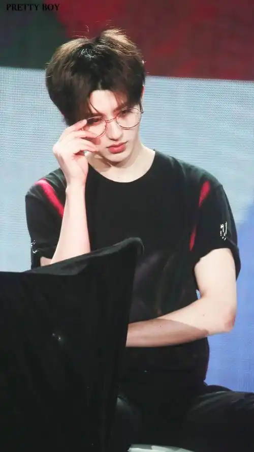 帅哥明星鸡你太美蔡徐坤带大框眼镜黑色服装酷写真手机壁纸