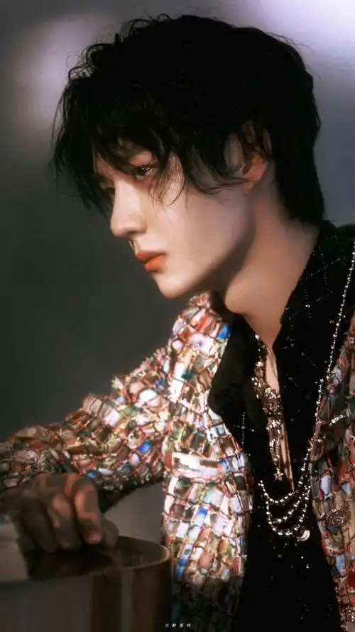 王一博#这眼神,这喉结,这手～酷盖本酷哇!