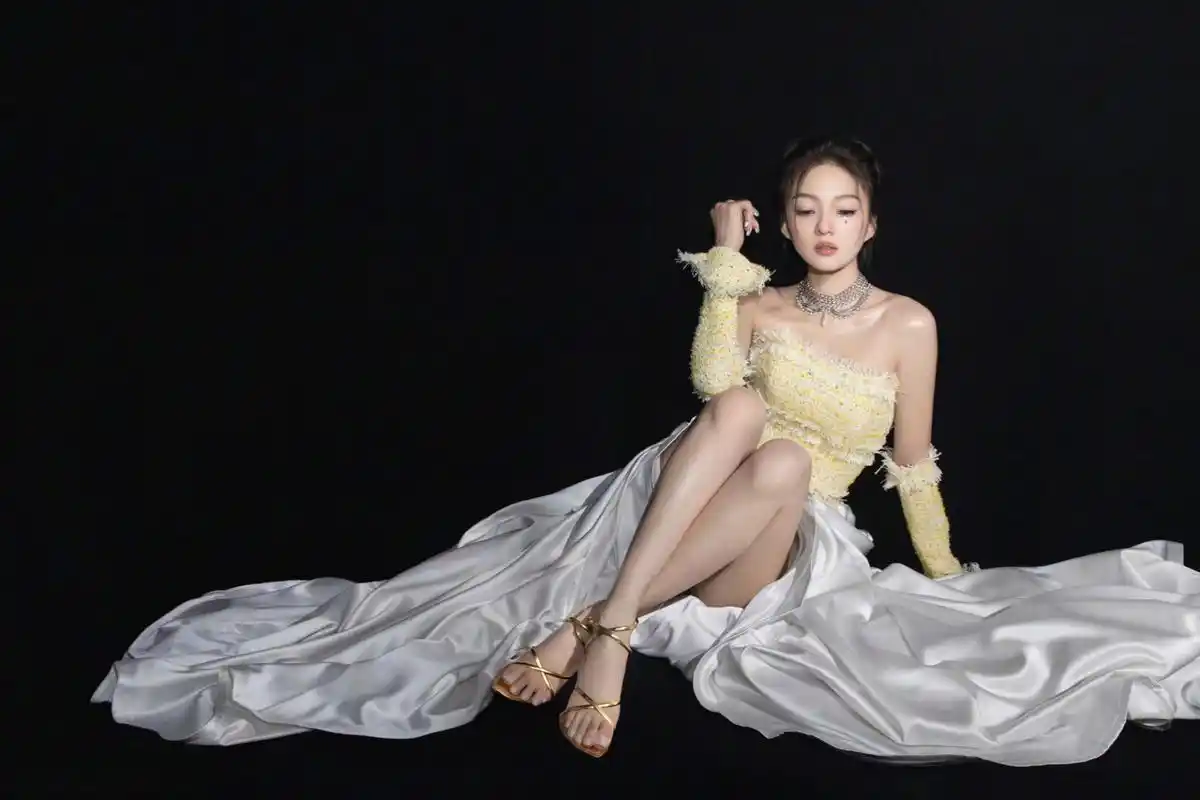 张韶涵和她白嫩的美脚丫