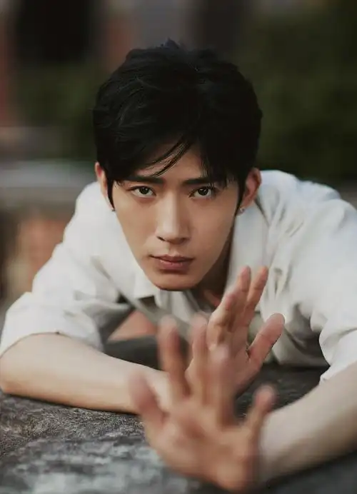 井柏然简约精致活动写真图片1013