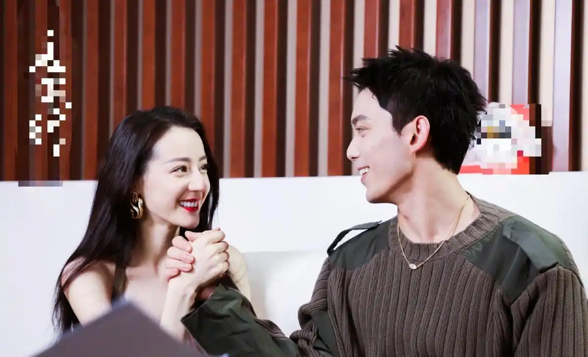 热巴高衩露背裙秀长腿,与吴磊同框太般配,两人还穿同色情侣装?