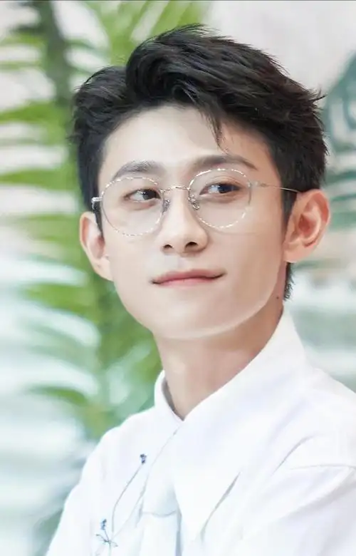 知名女星杨紫上热搜张一山破天荒未送生日祝福两人关系引猜疑