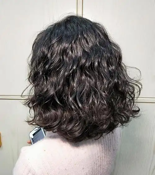 女人过了50岁发型这样剪,洋气显年轻,时尚更自信