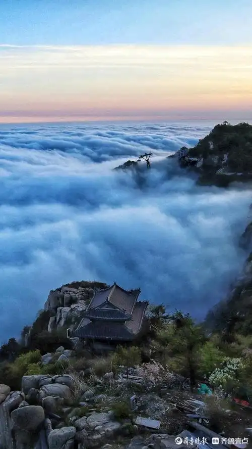 泰山之巅出现泰山宝光,云海玉盘,晚霞夕照的"加强版"美景奇观